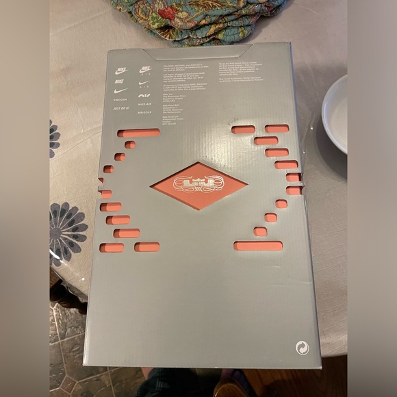 Lebron XX - Picture 7 of 9